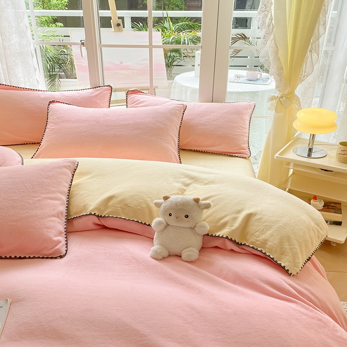 91家纺网 家纺一手货源 找家纺 眠帛 2023新款纯色混搭牛奶绒贝壳边保暖四件套 奶油粉奶黄