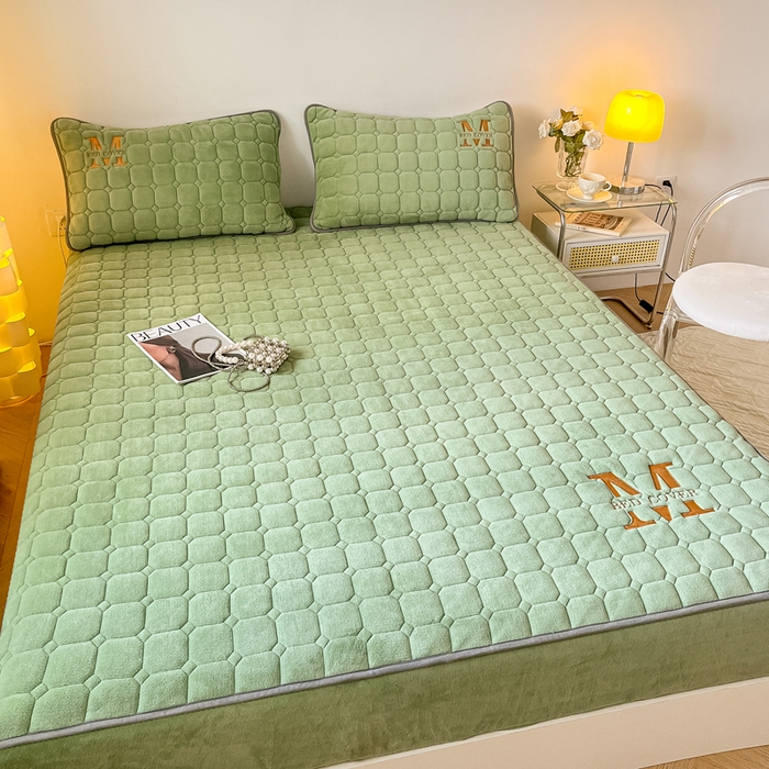 91家纺网 家纺一手货源 找家纺 慕尚家纺 2025新款牛奶绒夹棉宽边工艺系列床笠三件套-吉米 床笠吉米-草绿