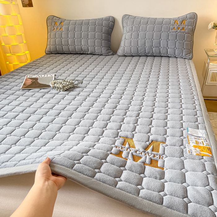 91家纺网 家纺一手货源 找家纺 慕尚家纺 2025新款牛奶绒夹棉宽边工艺系列床垫三件套-吉米 床垫吉米-银灰