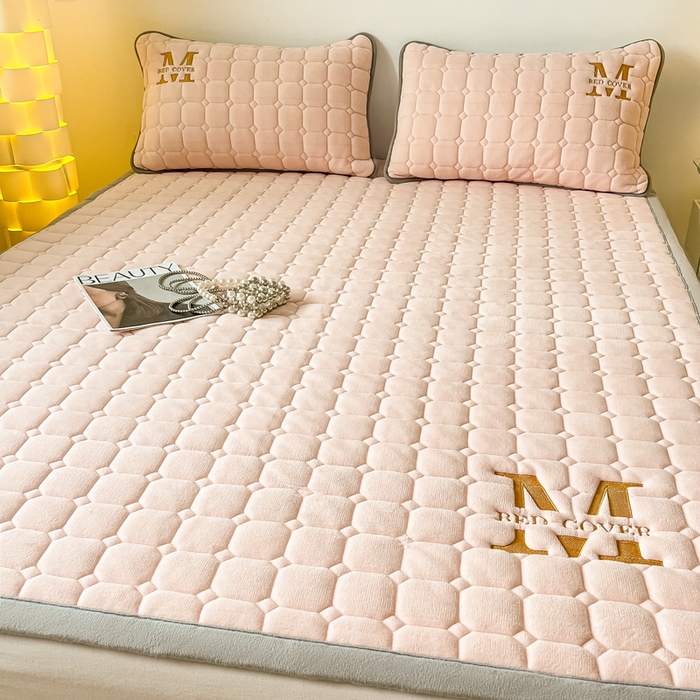 91家纺网 家纺一手货源 找家纺 慕尚家纺 2025新款牛奶绒夹棉宽边工艺系列床垫三件套-吉米 床垫吉米-嫩粉