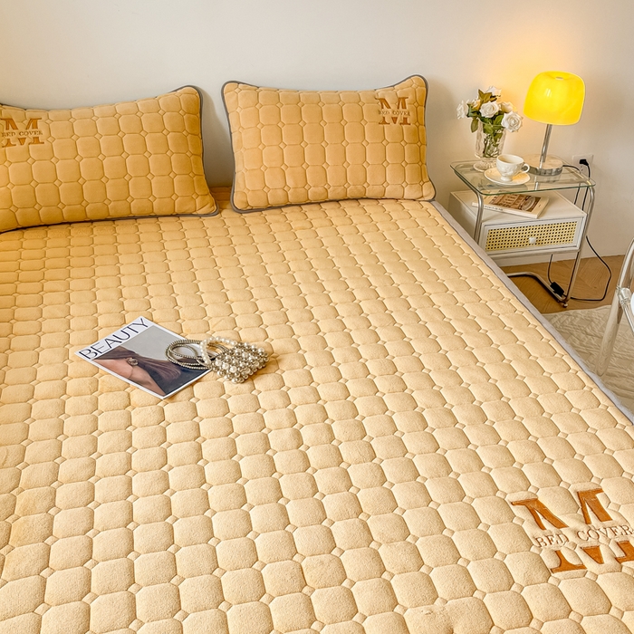 91家纺网 家纺一手货源 找家纺 慕尚家纺 2025新款牛奶绒夹棉宽边工艺系列床垫三件套-吉米 床垫吉米-深姜黄