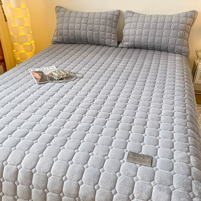 91家纺网 家纺一手货源 找家纺 慕尚家纺 2025新款牛奶绒夹棉宽边工艺系列床盖三件套-吉米 床盖吉米-银灰