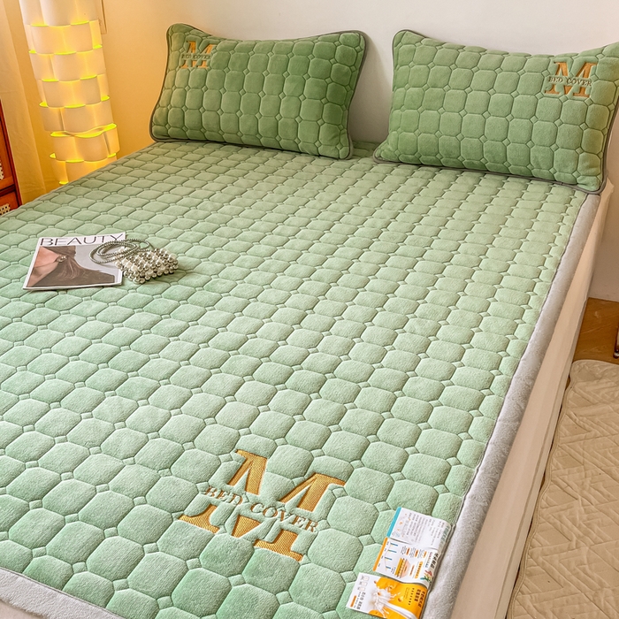 91家纺网 家纺一手货源 找家纺 慕尚家纺 2025新款牛奶绒夹棉宽边工艺系列床垫三件套-吉米 床垫吉米-草绿