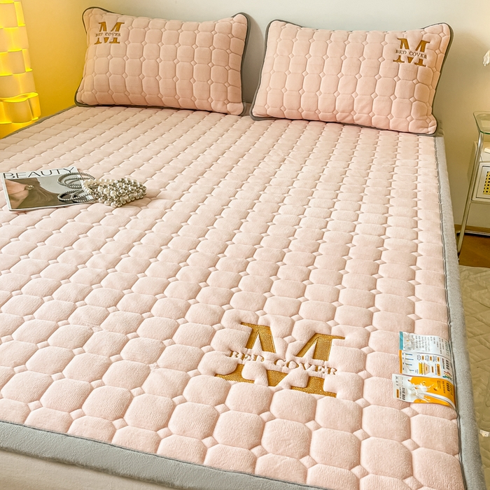 91家纺网 家纺一手货源 找家纺 慕尚家纺 2025新款牛奶绒夹棉宽边工艺系列床垫三件套-吉米 床垫吉米-嫩粉