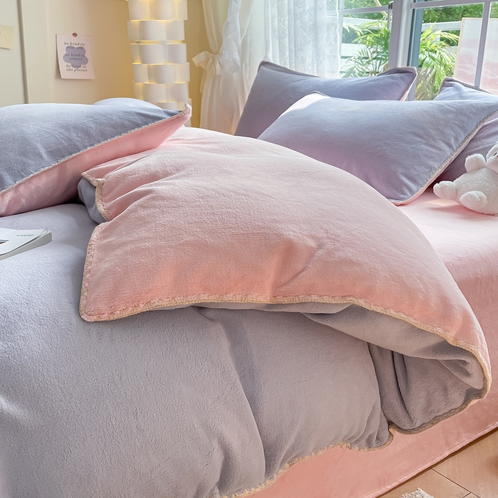 91家纺网 家纺一手货源 找家纺 眠帛 2023新款纯色混搭牛奶绒贝壳边保暖四件套 浅紫奶油粉