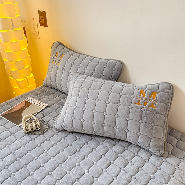 91家纺网 家纺一手货源 找家纺 慕尚家纺 2025新款牛奶绒夹棉宽边工艺系列床垫三件套-吉米 床垫吉米-银灰