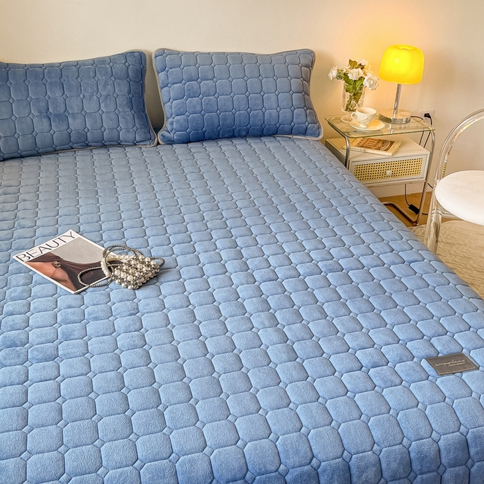 91家纺网 家纺一手货源 找家纺 慕尚家纺 2025新款牛奶绒夹棉宽边工艺系列床盖三件套-吉米 床盖吉米-深蓝