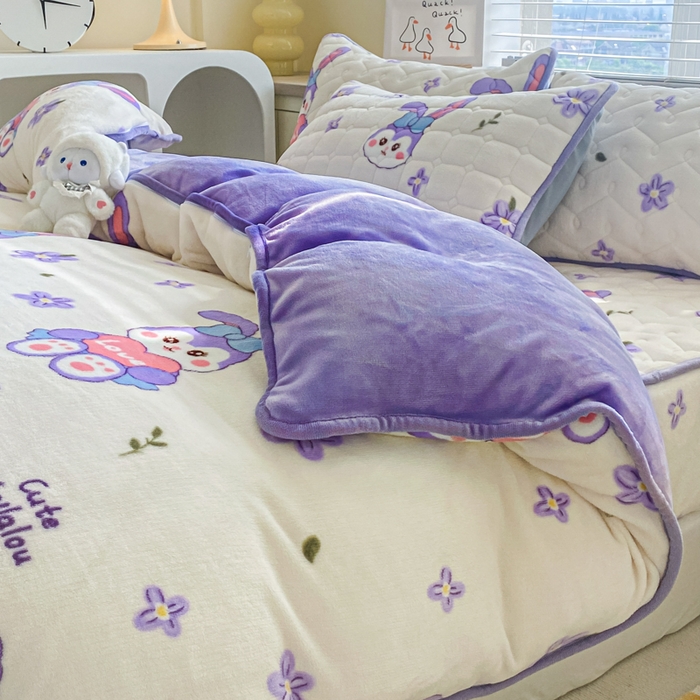 91家纺网 家纺一手货源 找家纺 卡伦家纺 2025新款A类牛奶绒印花被套 星梦露