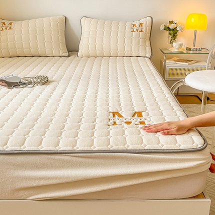 91家纺网 家纺一手货源 找家纺 （总）慕尚家纺 2025新款牛奶绒夹棉宽边工艺系列床笠三件套-吉米