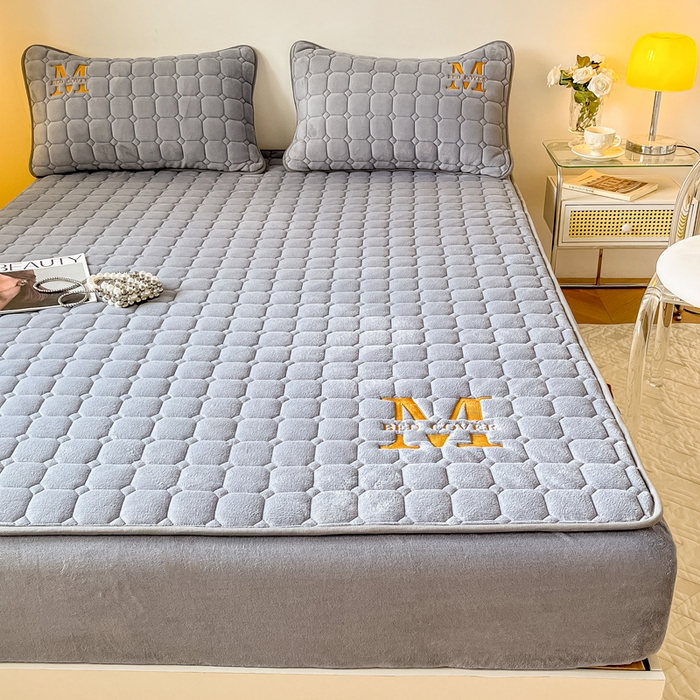 91家纺网 家纺一手货源 找家纺 慕尚家纺 2025新款牛奶绒夹棉宽边工艺系列床笠三件套-吉米 床笠吉米-银灰