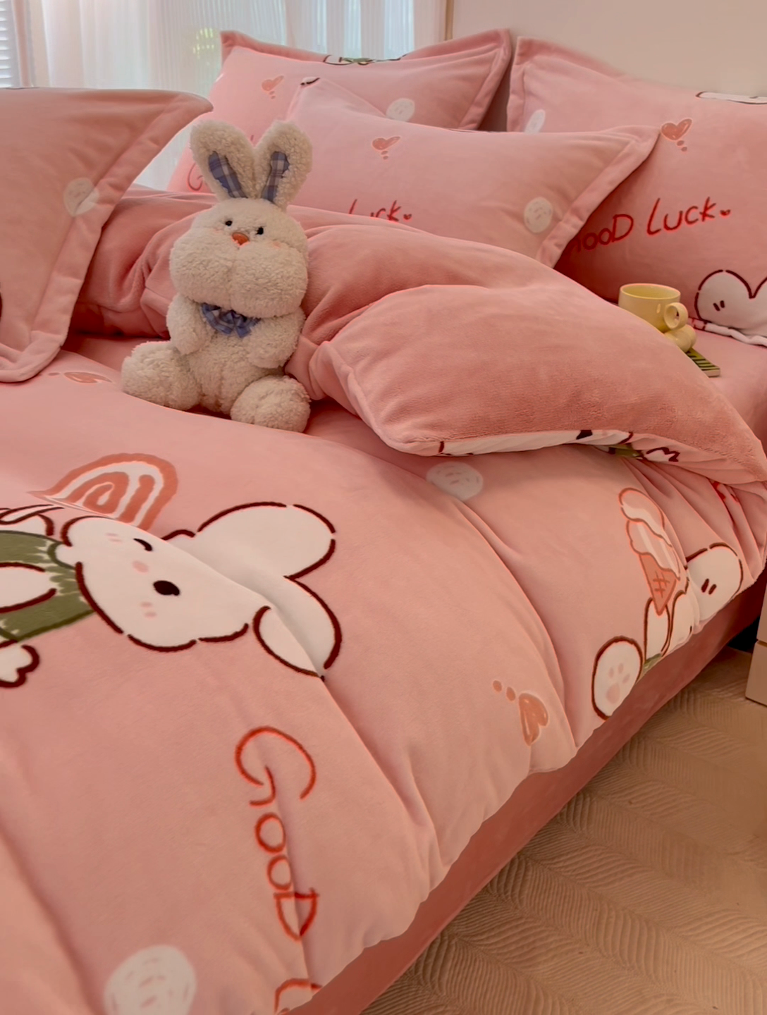 91家纺网 家纺一手货源 找家纺 寐居家纺 2023小清新印花牛奶绒四件套 安妮兔