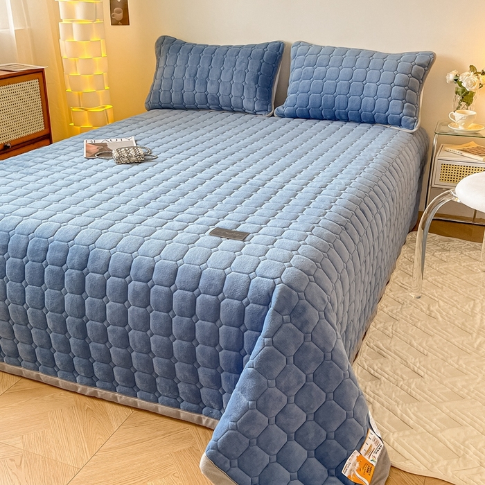 91家纺网 家纺一手货源 找家纺 慕尚家纺 2025新款牛奶绒夹棉宽边工艺系列床盖三件套-吉米 床盖吉米-深蓝