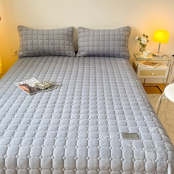 91家纺网 家纺一手货源 找家纺 慕尚家纺 2025新款牛奶绒夹棉宽边工艺系列床盖三件套-吉米 床盖吉米-银灰