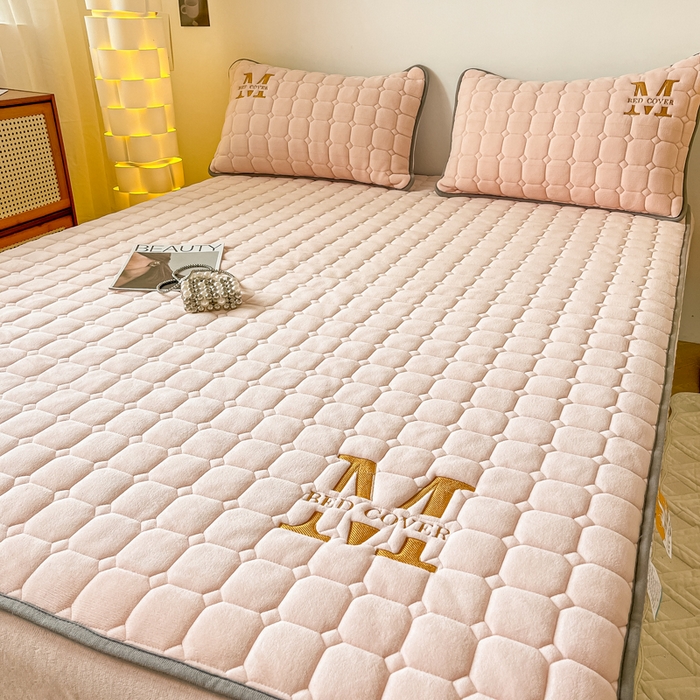 91家纺网 家纺一手货源 找家纺 慕尚家纺 2025新款牛奶绒夹棉宽边工艺系列床笠三件套-吉米 床笠吉米-嫩粉