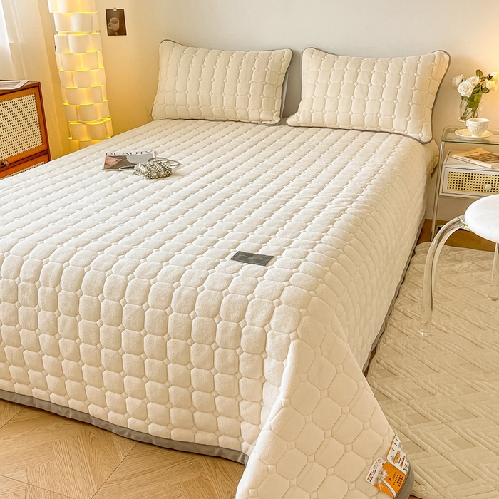 91家纺网 家纺一手货源 找家纺 慕尚家纺 2025新款牛奶绒夹棉宽边工艺系列床盖三件套-吉米 床盖吉米-象牙白