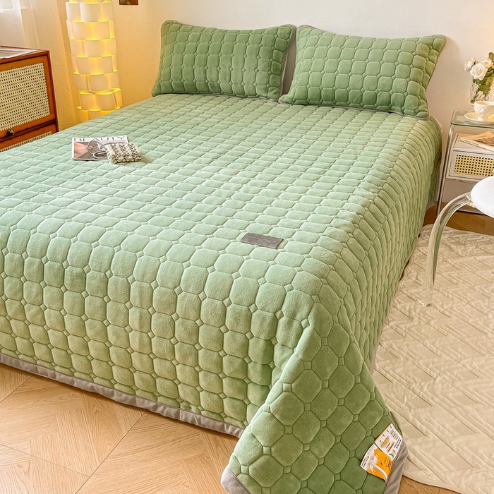 91家纺网 家纺一手货源 找家纺 慕尚家纺 2025新款牛奶绒夹棉宽边工艺系列床盖三件套-吉米 床盖吉米-草绿
