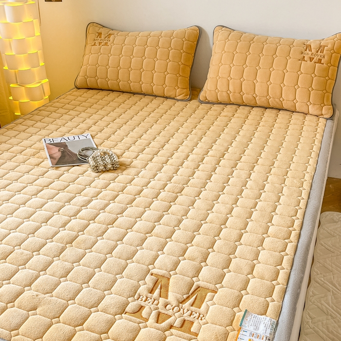 91家纺网 家纺一手货源 找家纺 慕尚家纺 2025新款牛奶绒夹棉宽边工艺系列床垫三件套-吉米 床垫吉米-深姜黄