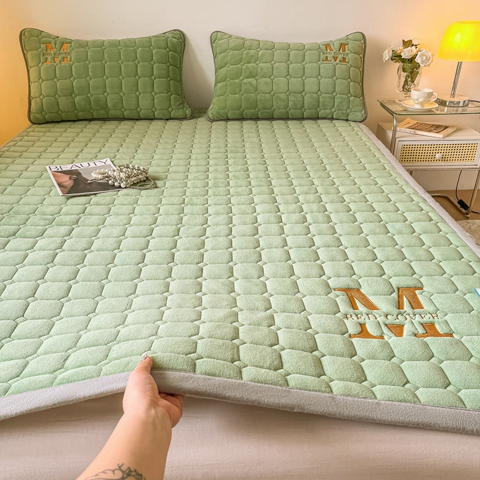 91家纺网 家纺一手货源 找家纺 慕尚家纺 2025新款牛奶绒夹棉宽边工艺系列床垫三件套-吉米 床垫吉米-草绿