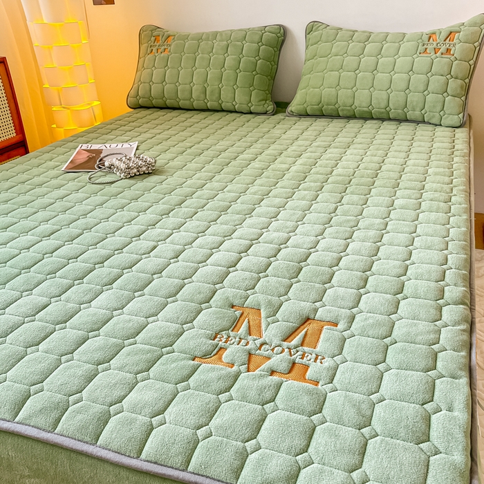 91家纺网 家纺一手货源 找家纺 慕尚家纺 2025新款牛奶绒夹棉宽边工艺系列床笠三件套-吉米 床笠吉米-草绿