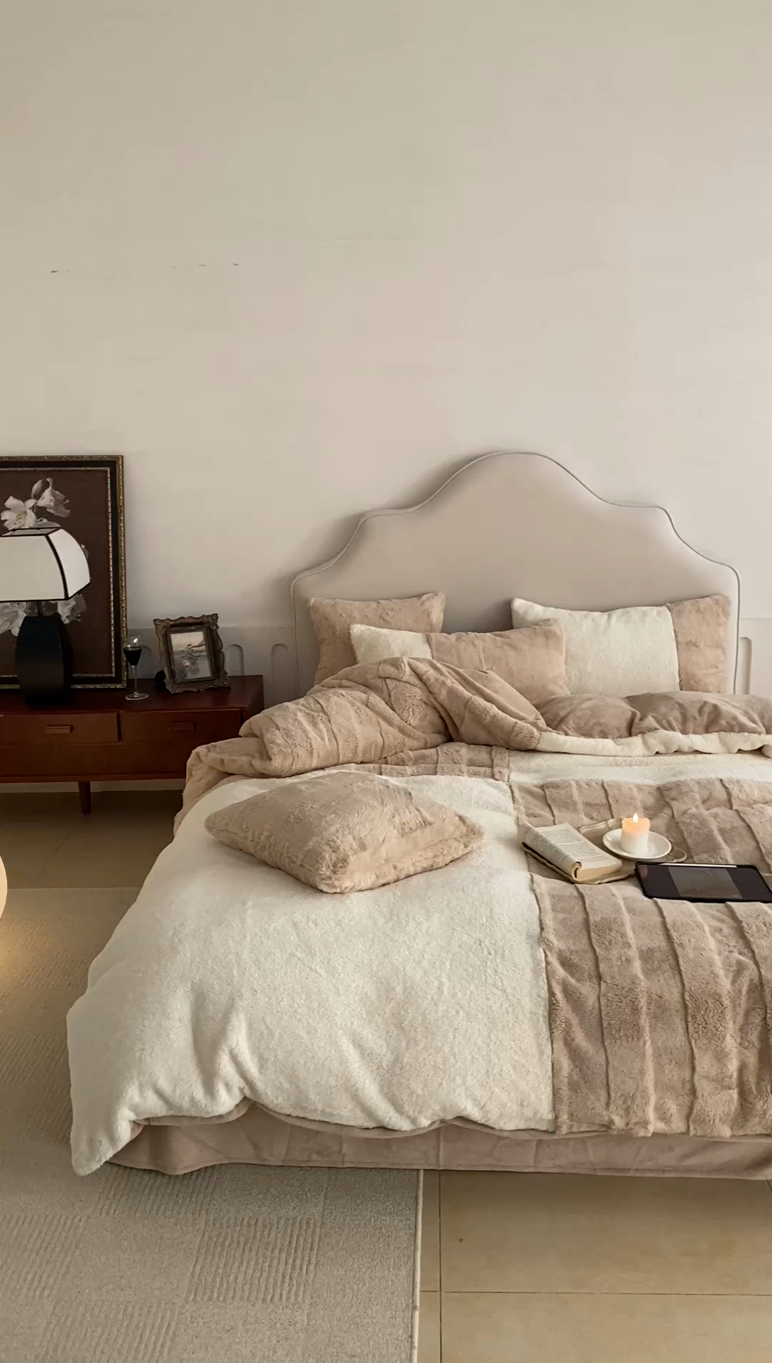 91家纺网 家纺一手货源 找家纺 潘朵拉 2023新款兔毛四宫格极有家小红书风格拼色牛奶绒四件套 梵希（奶咖）