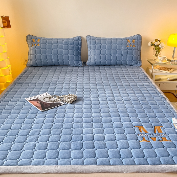 91家纺网 家纺一手货源 找家纺 慕尚家纺 2025新款牛奶绒夹棉宽边工艺系列床垫三件套-吉米 床垫吉米-深蓝