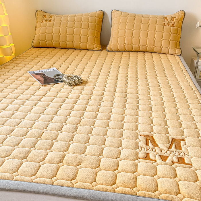 91家纺网 家纺一手货源 找家纺 慕尚家纺 2025新款牛奶绒夹棉宽边工艺系列床垫三件套-吉米 床垫吉米-深姜黄