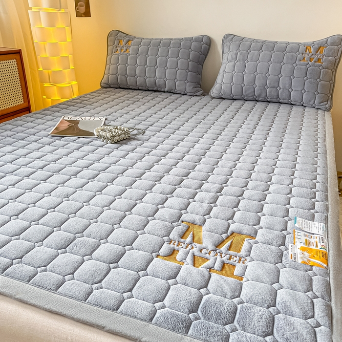 91家纺网 家纺一手货源 找家纺 慕尚家纺 2025新款牛奶绒夹棉宽边工艺系列床垫三件套-吉米 床垫吉米-银灰