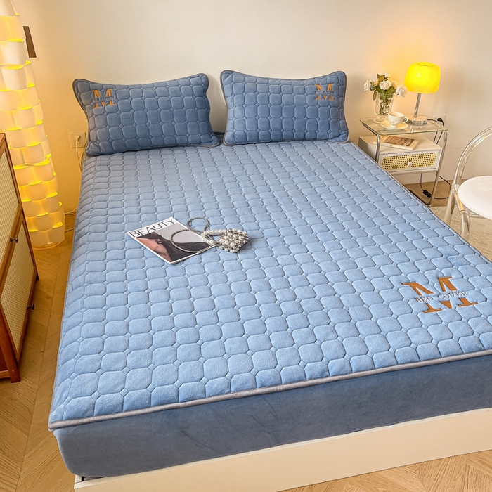 91家纺网 家纺一手货源 找家纺 慕尚家纺 2025新款牛奶绒夹棉宽边工艺系列床笠三件套-吉米 床笠吉米-深蓝