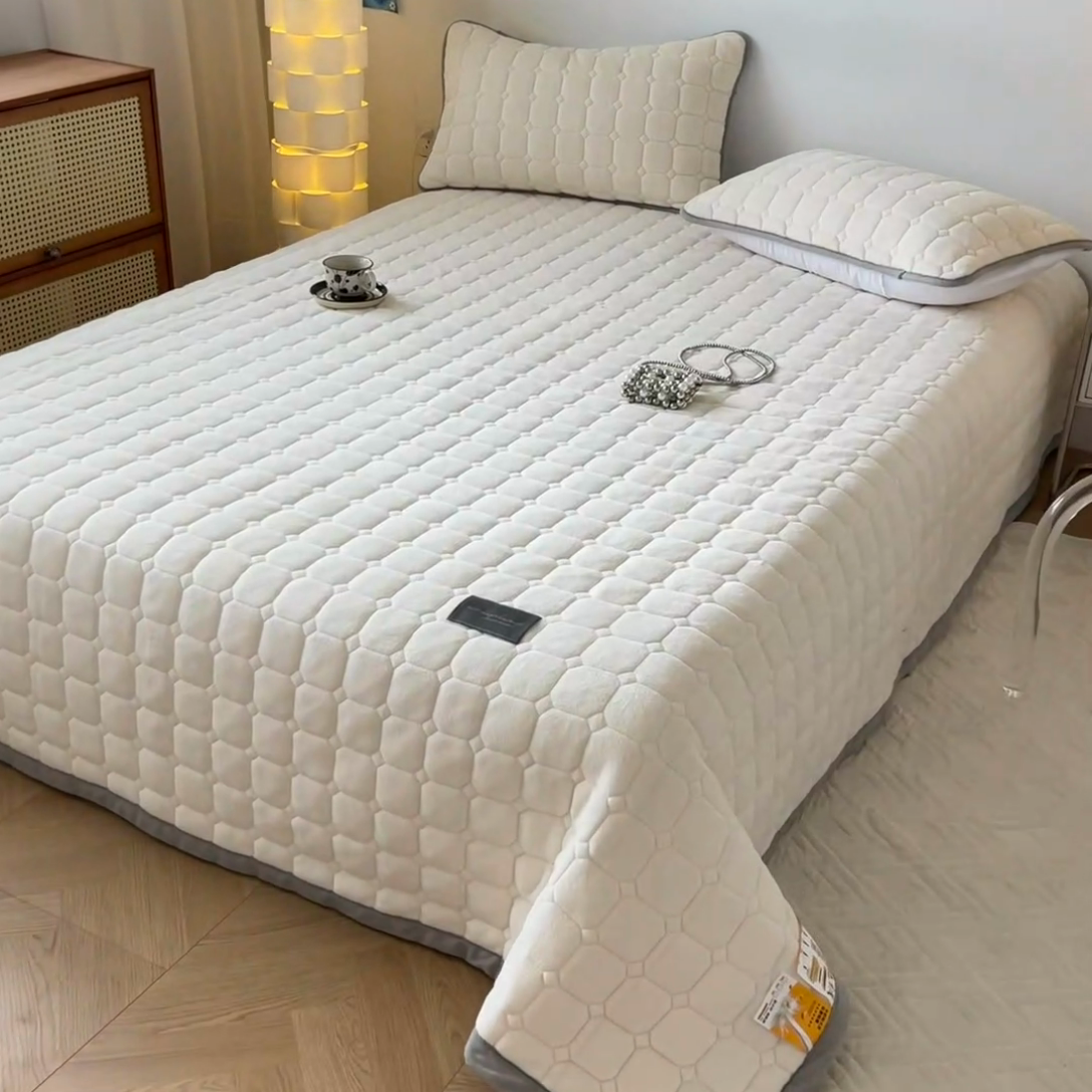 91家纺网 家纺一手货源 找家纺 慕尚家纺 2025新款牛奶绒夹棉宽边工艺系列床盖三件套-吉米 床盖吉米-象牙白