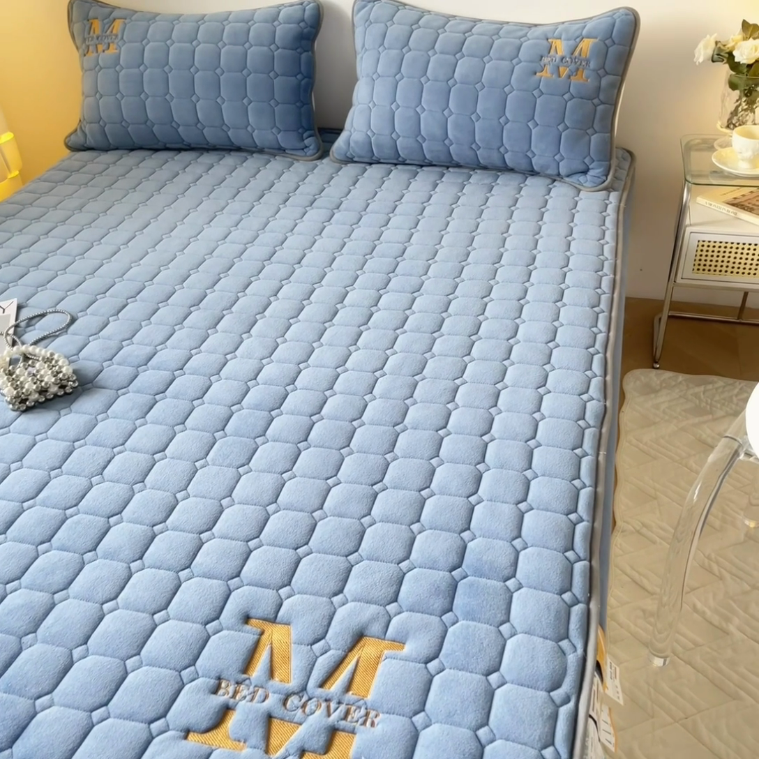 91家纺网 家纺一手货源 找家纺 慕尚家纺 2025新款牛奶绒夹棉宽边工艺系列床笠三件套-吉米 床笠吉米-深蓝