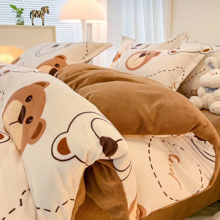 91家纺网 家纺一手货源 找家纺 寐居家纺 2023小清新印花牛奶绒四件套 公仔熊