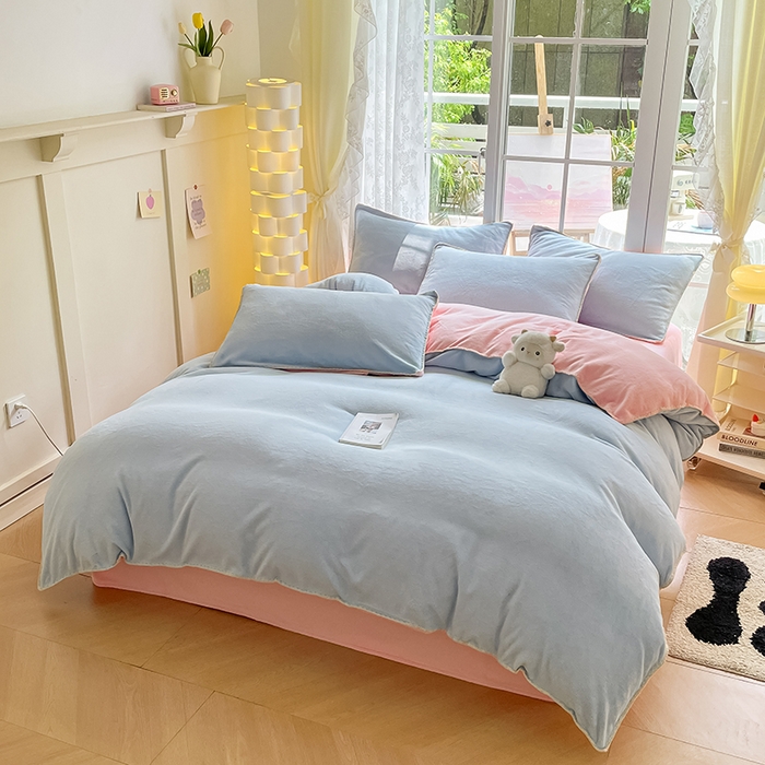 91家纺网 家纺一手货源 找家纺 眠帛 2023新款纯色混搭牛奶绒贝壳边保暖四件套 天空蓝奶油粉