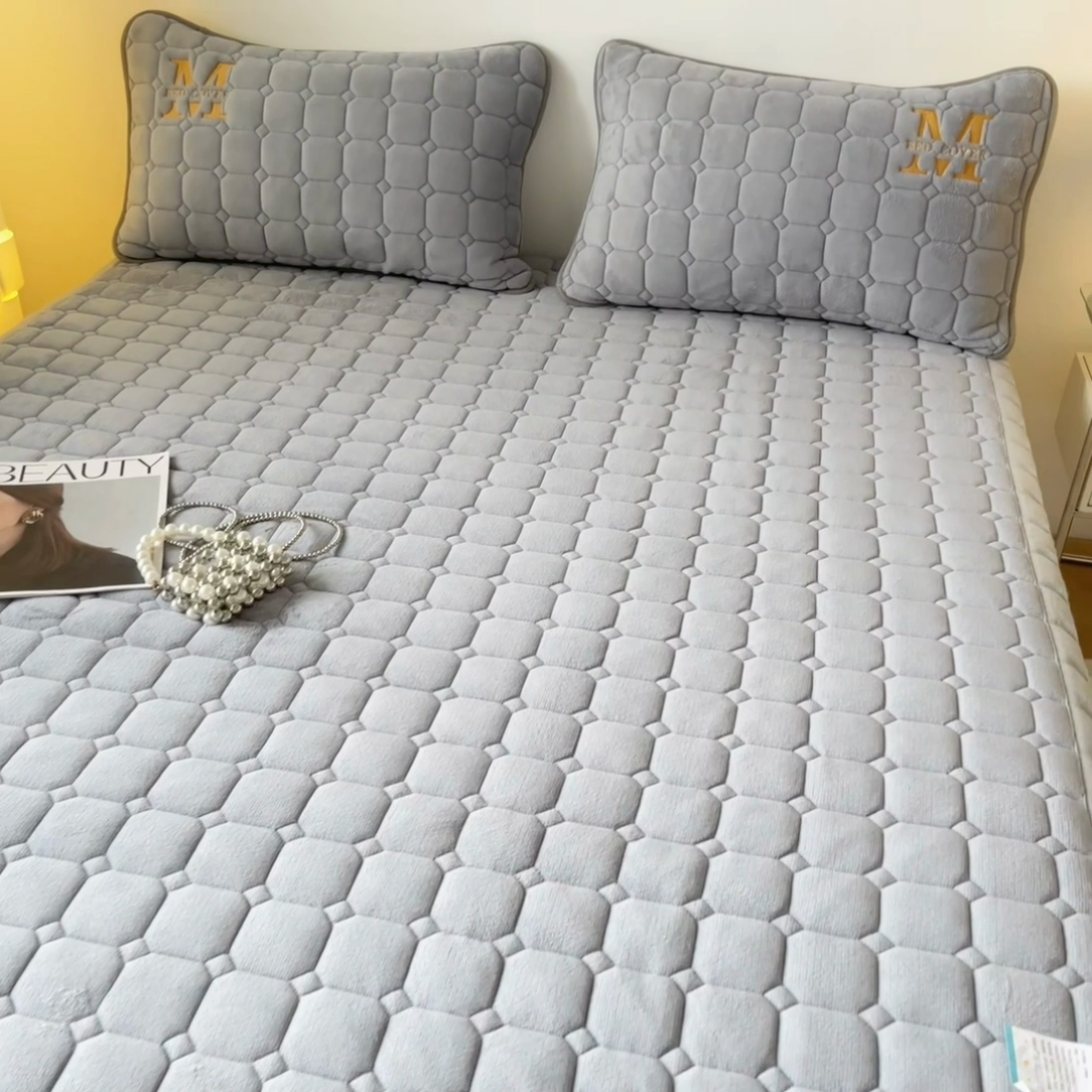 91家纺网 家纺一手货源 找家纺 慕尚家纺 2025新款牛奶绒夹棉宽边工艺系列床笠三件套-吉米 床笠吉米-银灰