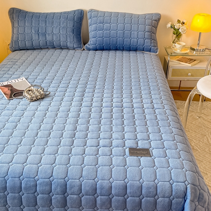 91家纺网 家纺一手货源 找家纺 慕尚家纺 2025新款牛奶绒夹棉宽边工艺系列床盖三件套-吉米 床盖吉米-深蓝