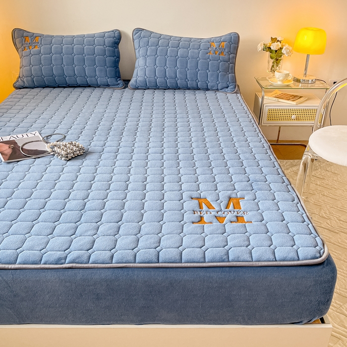 91家纺网 家纺一手货源 找家纺 慕尚家纺 2025新款牛奶绒夹棉宽边工艺系列床笠三件套-吉米 床笠吉米-深蓝