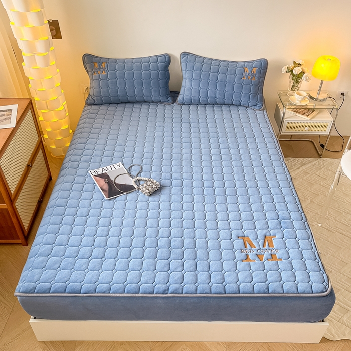 91家纺网 家纺一手货源 找家纺 慕尚家纺 2025新款牛奶绒夹棉宽边工艺系列床笠三件套-吉米 床笠吉米-深蓝