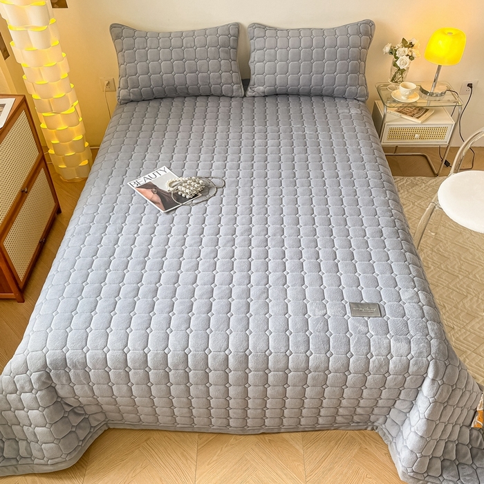 91家纺网 家纺一手货源 找家纺 慕尚家纺 2025新款牛奶绒夹棉宽边工艺系列床盖三件套-吉米 床盖吉米-银灰