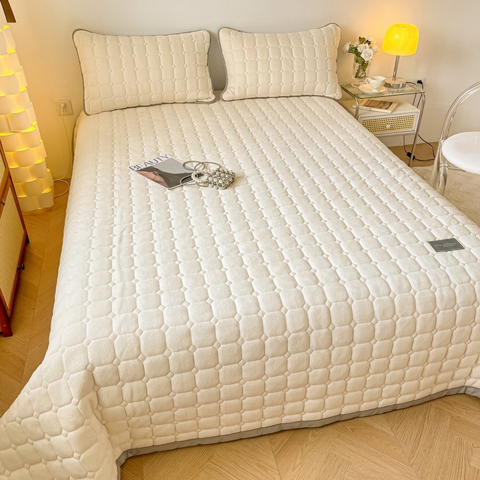 91家纺网 家纺一手货源 找家纺 慕尚家纺 2025新款牛奶绒夹棉宽边工艺系列床盖三件套-吉米 床盖吉米-象牙白