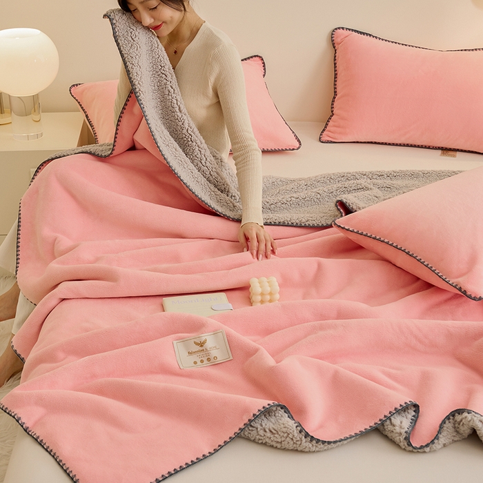 91家纺网 家纺一手货源 找家纺 21度C 2023新款云朵贝壳纯色牛奶绒+羊驼绒双层加厚复合毯 贝壳-浅粉