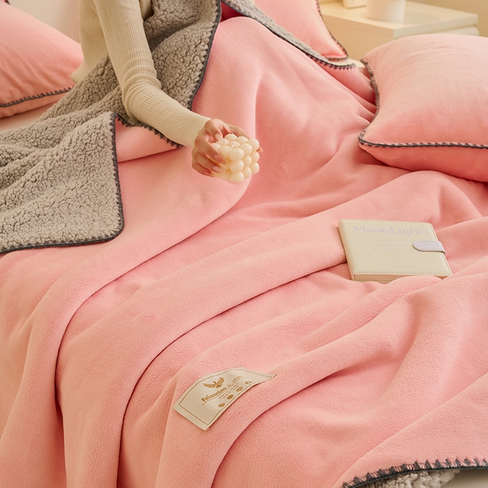 91家纺网 家纺一手货源 找家纺 21度C 2023新款云朵贝壳纯色牛奶绒+羊驼绒双层加厚复合毯 贝壳-浅粉