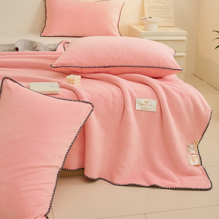 91家纺网 家纺一手货源 找家纺 21度C 2023新款云朵贝壳纯色牛奶绒+羊驼绒双层加厚复合毯 贝壳-浅粉