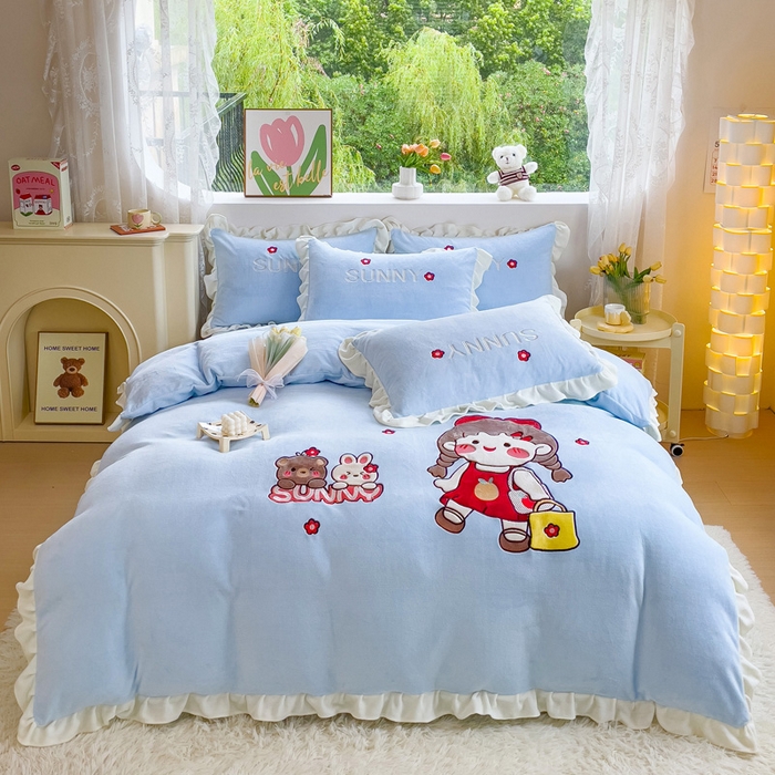 91家纺网 家纺一手货源 找家纺 宜家坊 2023秋冬新款A类全消光230克韩版牛奶绒贴布绣卡通款四件套--梦幻女孩 梦幻女孩-天空蓝