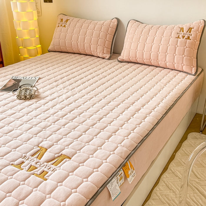 91家纺网 家纺一手货源 找家纺 慕尚家纺 2025新款牛奶绒夹棉宽边工艺系列床笠三件套-吉米 床笠吉米-嫩粉