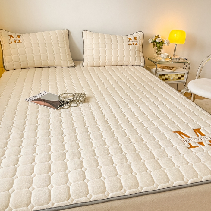 91家纺网 家纺一手货源 找家纺 慕尚家纺 2025新款牛奶绒夹棉宽边工艺系列床笠三件套-吉米 床笠吉米-象牙白