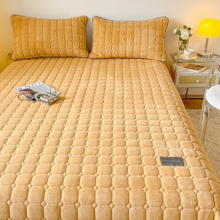 91家纺网 家纺一手货源 找家纺 慕尚家纺 2025新款牛奶绒夹棉宽边工艺系列床盖三件套-吉米 床盖吉米-深姜黄