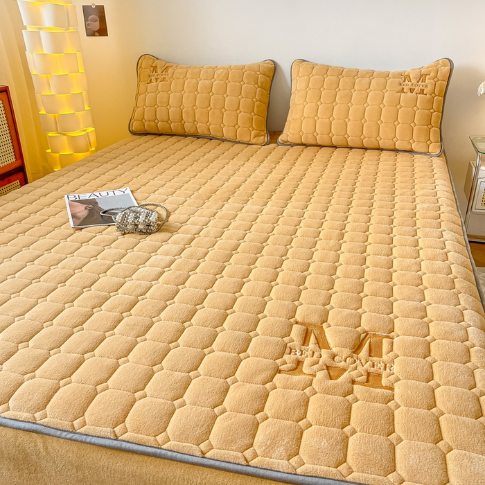 91家纺网 家纺一手货源 找家纺 慕尚家纺 2025新款牛奶绒夹棉宽边工艺系列床笠三件套-吉米 床笠吉米-深姜黄