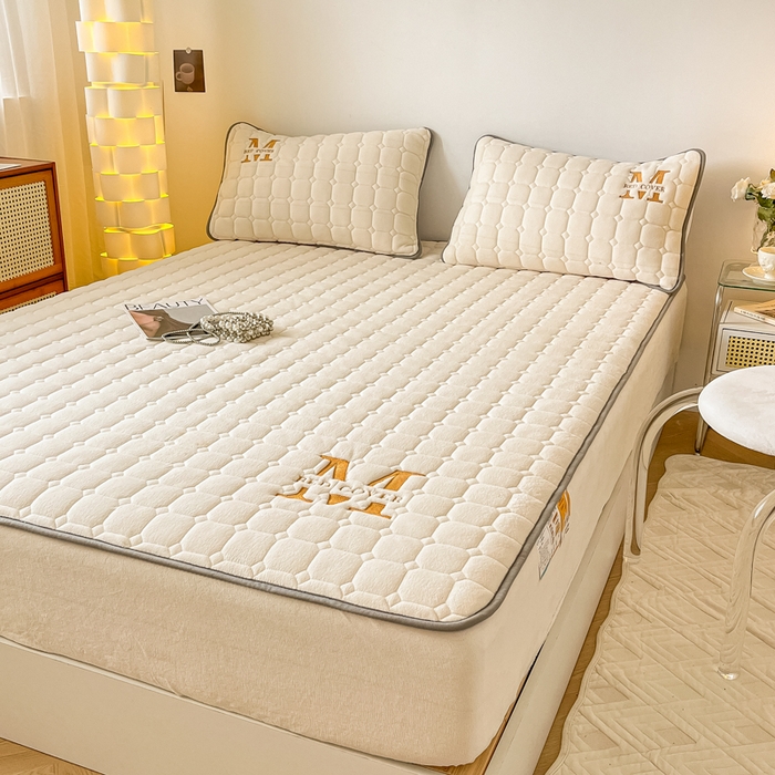 91家纺网 家纺一手货源 找家纺 慕尚家纺 2025新款牛奶绒夹棉宽边工艺系列床笠三件套-吉米 床笠吉米-象牙白