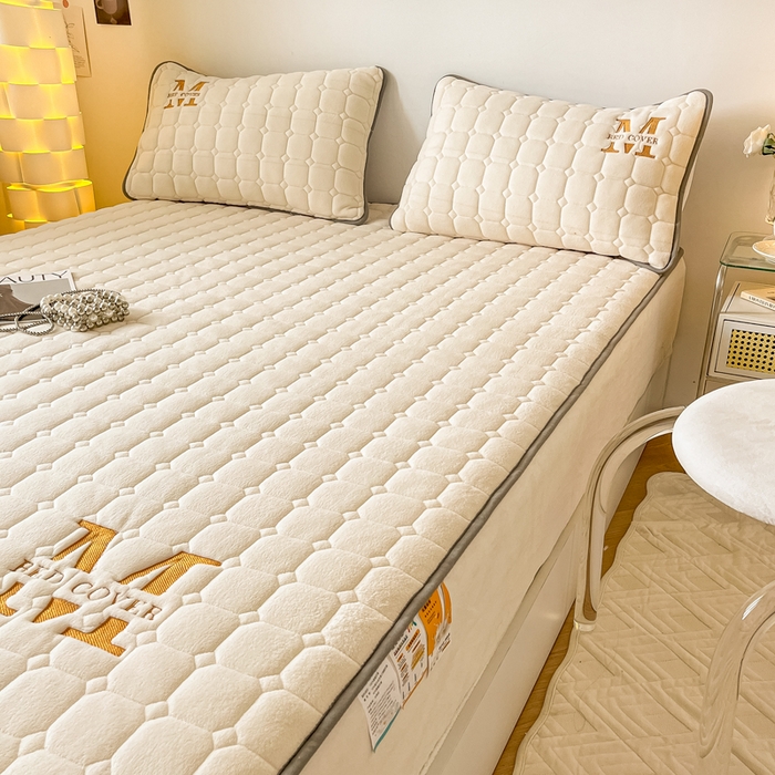 91家纺网 家纺一手货源 找家纺 慕尚家纺 2025新款牛奶绒夹棉宽边工艺系列床笠三件套-吉米 床笠吉米-象牙白