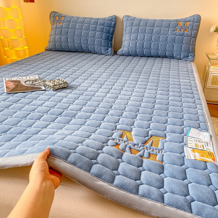 91家纺网 家纺一手货源 找家纺 慕尚家纺 2025新款牛奶绒夹棉宽边工艺系列床垫三件套-吉米 床垫吉米-深蓝