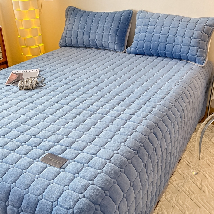 91家纺网 家纺一手货源 找家纺 慕尚家纺 2025新款牛奶绒夹棉宽边工艺系列床盖三件套-吉米 床盖吉米-深蓝